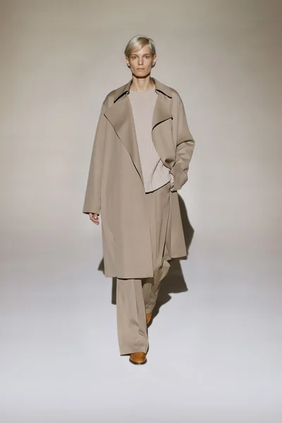 Look 10